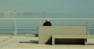 Personne assise seule dans une pièce sombre, exprimant la détresse et l'isolement émotionnel causés par l'emprise psycho