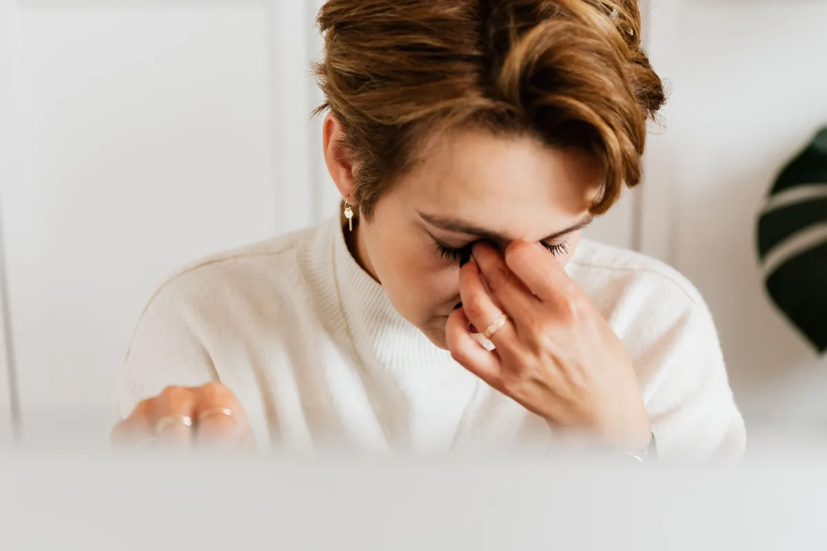 Personne présentant des signes de stress et d'anxiété, illustrant les manifestations du syndrome de stress post-traumati