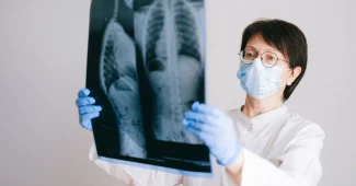 Un professionnel de santé examine une radiographie pulmonaire pour diagnostiquer une infection respiratoire