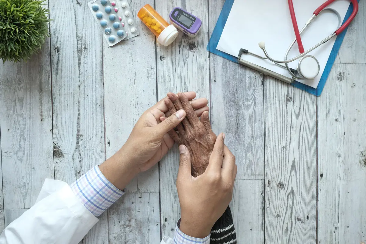 Gros plan sur les mains tremblantes d'une personne, illustrant les premiers symptômes de la maladie de Parkinson