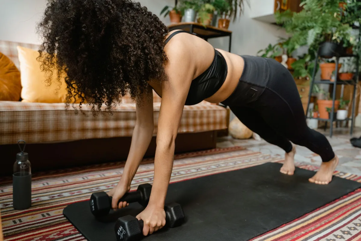 Personne en position de planche pour renforcer les abdominaux et stabiliser le dos