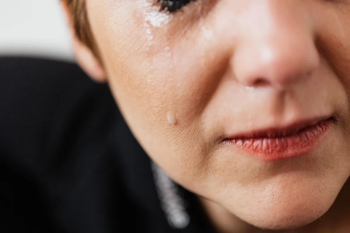 Personne exprimant ses émotions et sa douleur face à une perte.