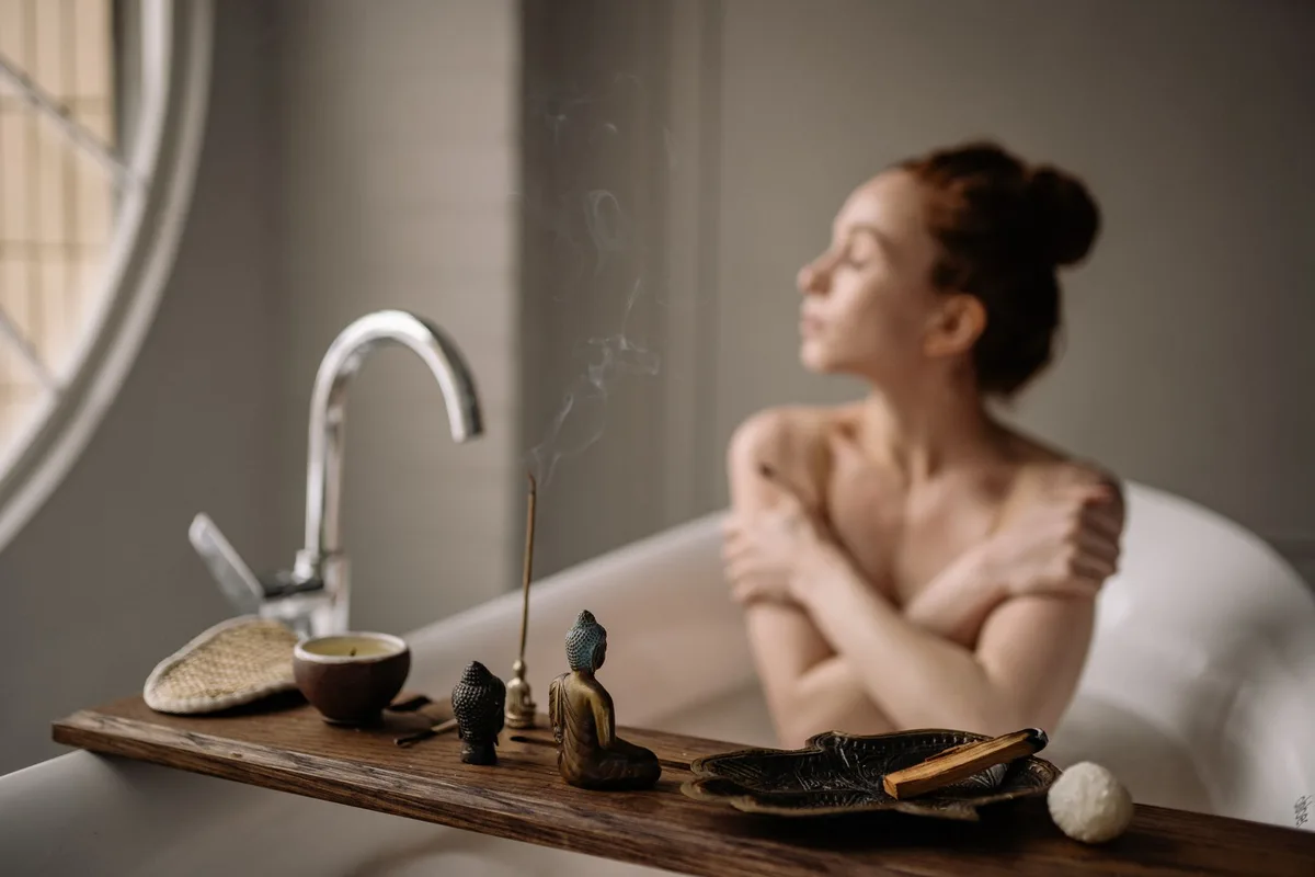 Bain relaxant infusé aux sachets de thé pour la peau