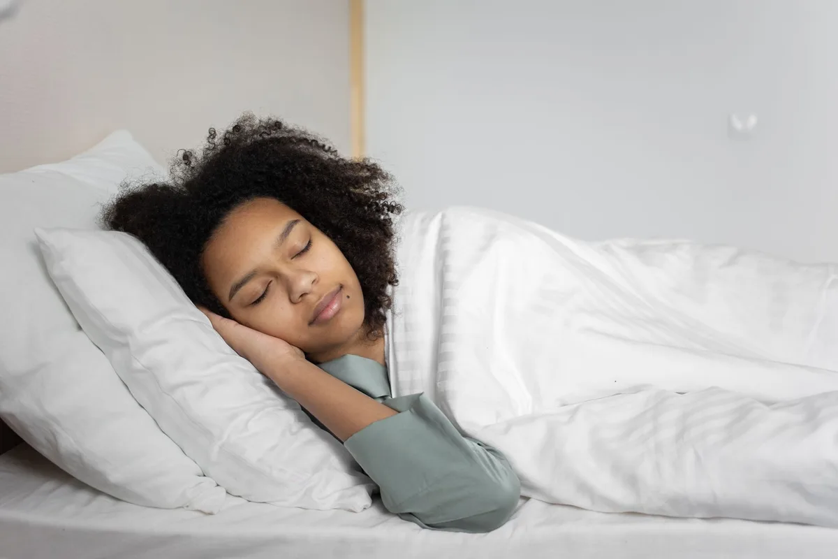 Personne dormant paisiblement dans un lit bien reposé