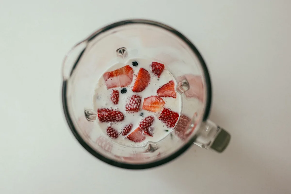 Ingrédients naturels pour préparer un gainer maison dans un blender
