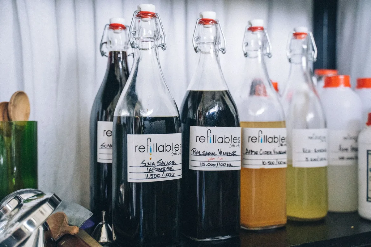 Produits naturels de nettoyage: vinaigre blanc, bicarbonate de soude et chiffon doux