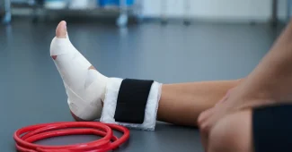 Kinésithérapie ou ostéopathie pour une entorse de la cheville : quel traitement choisir ?