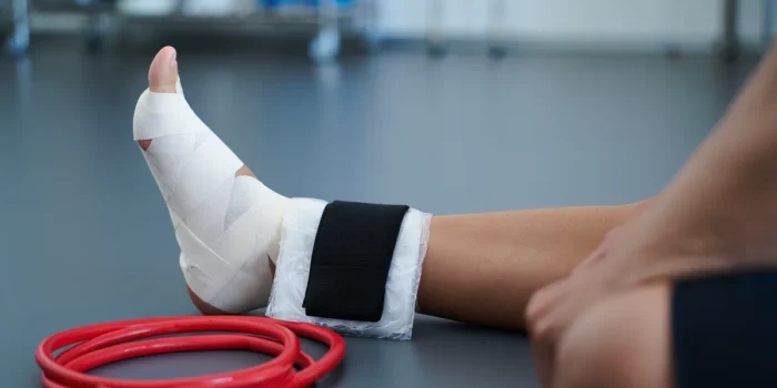 Kinésithérapie ou ostéopathie pour une entorse de la cheville : quel traitement choisir ?