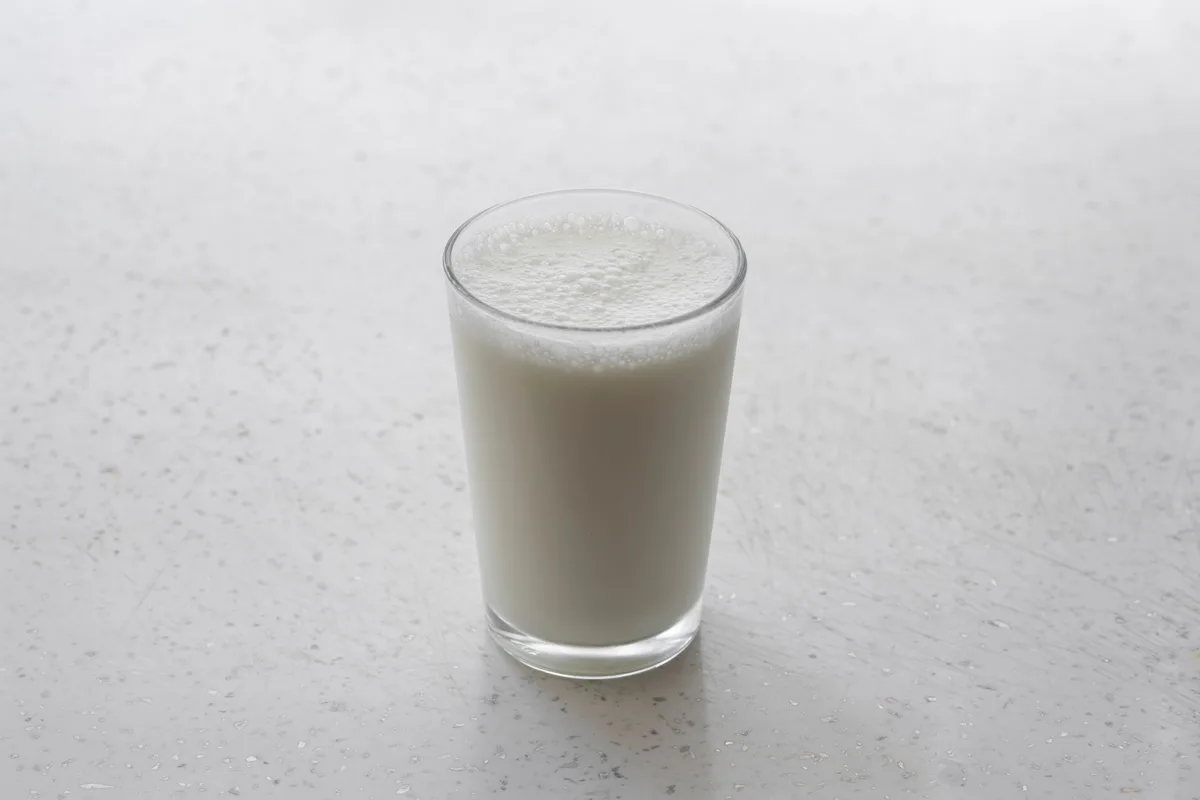 Poudre de protéine whey avec cuillère doseuse et ingrédients laitiers frais
