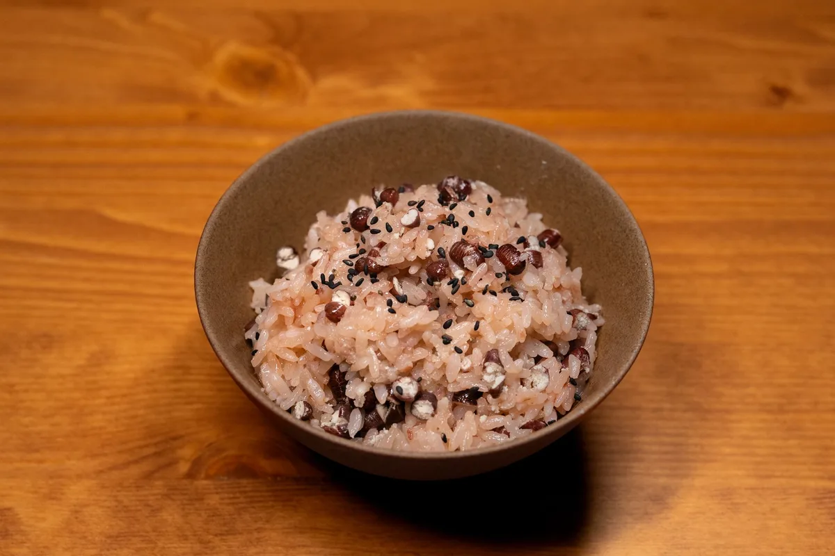 Bol de riz accompagné de légumes et légumineuses pour une meilleure digestion