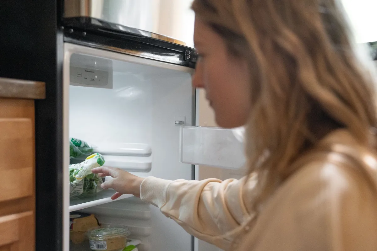 Intérieur d'un réfrigérateur avec compartiments à légumes bien organisés