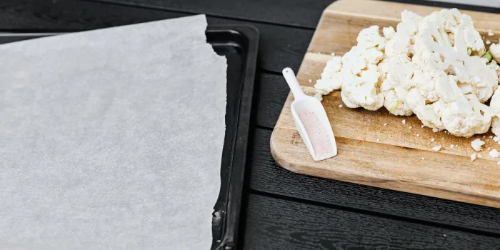 Rouleau de papier sulfurisé déployé sur une surface de cuisine
