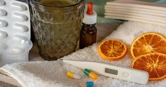 Professionnel de santé en équipement de protection examinant un patient présentant fièvre et éruption cutanée
