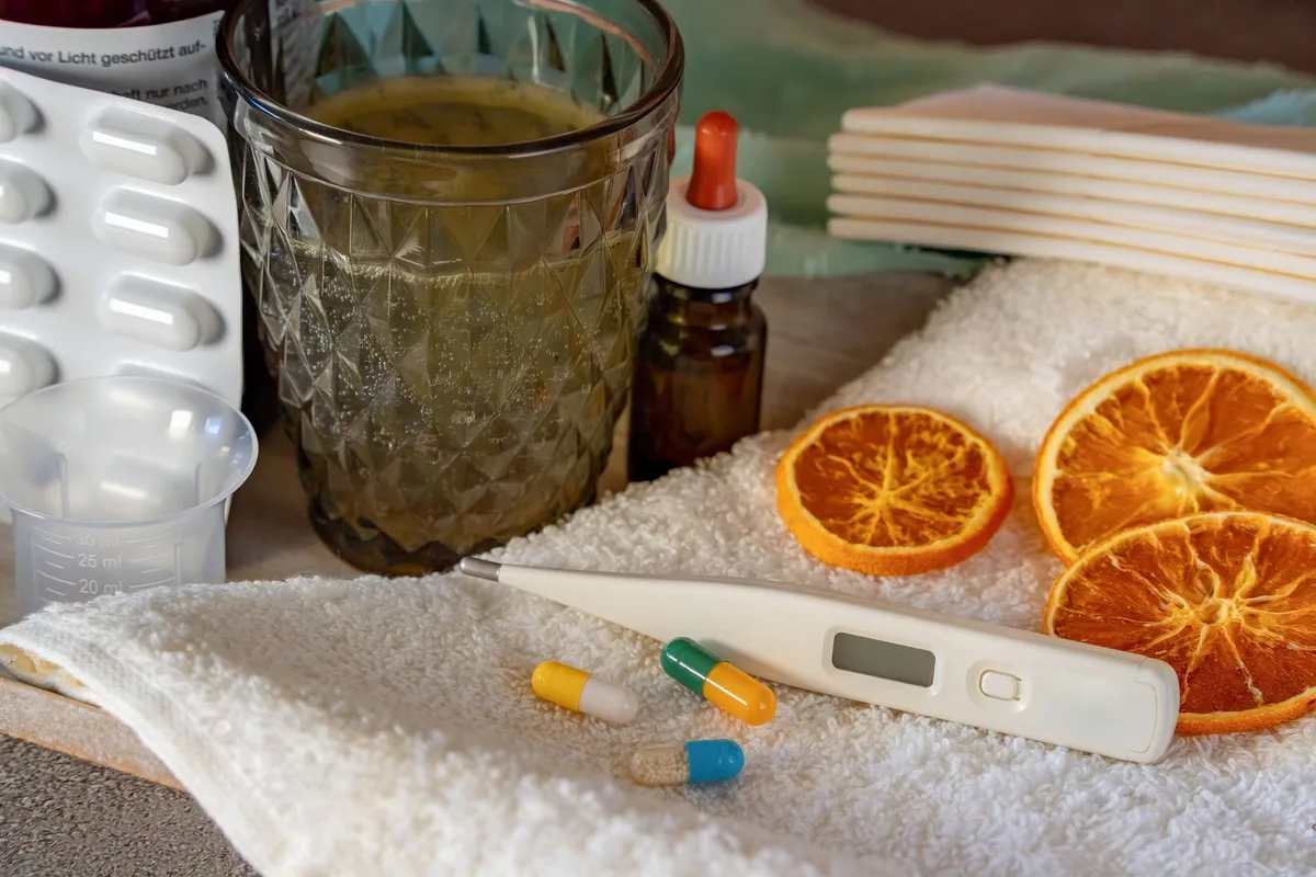 Professionnel de santé en équipement de protection examinant un patient présentant fièvre et éruption cutanée