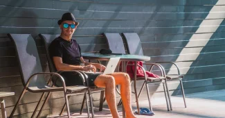 Professionnel en consultation réfléchissant à sa supervision, dans un bureau calme