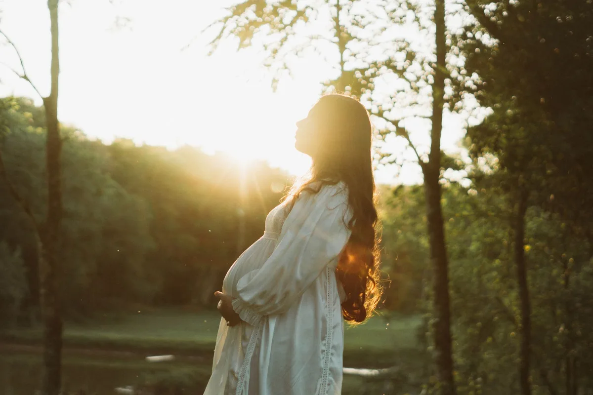 Femme enceinte avec des aliments riches en folates et des compléments vitaminés