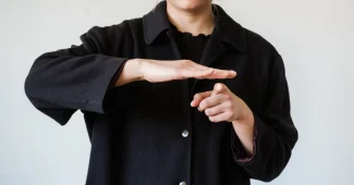 Mains formant des signes expressifs avec le visage pour communiquer en langue des signes