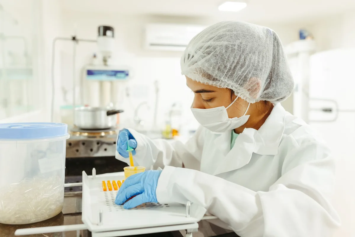 Essai clinique en laboratoire avec chercheurs et équipement médical