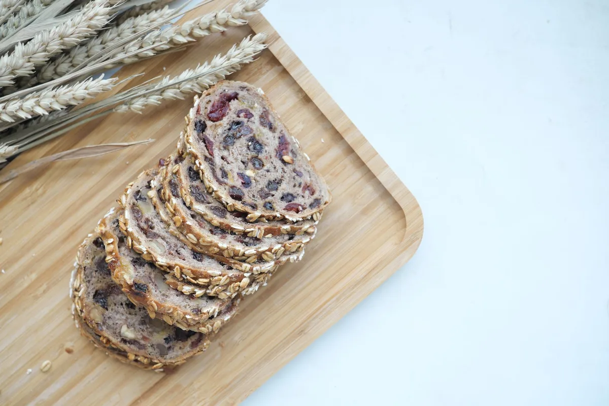 Assortiment de pains et alternatives saines : pain complet, galettes de sarrasin, wraps et légumes grillés