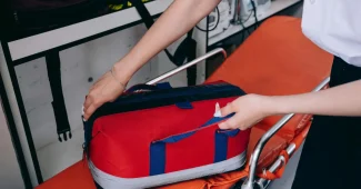 Kit de préparation d'urgence avec fournitures essentielles : eau, aliments non périssables, trousse de secours et lampe.