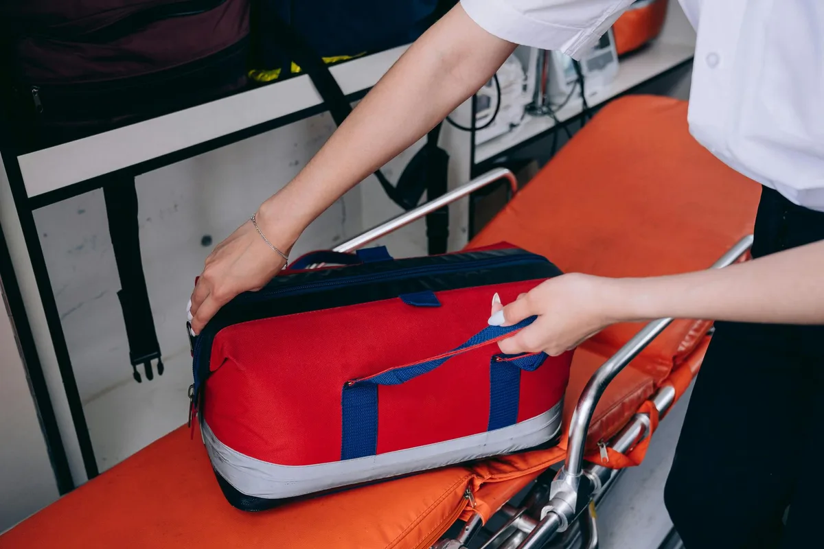 Kit de préparation d'urgence avec fournitures essentielles : eau, aliments non périssables, trousse de secours et lampe.
