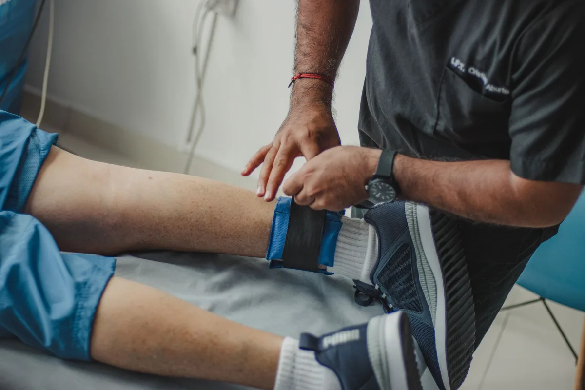 Application de cryothérapie par le froid sur une blessure sportive pour réduire l'inflammation