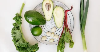 Aliments riches en folates : épinards, lentilles, noix et autres sources naturelles de vitamine B9