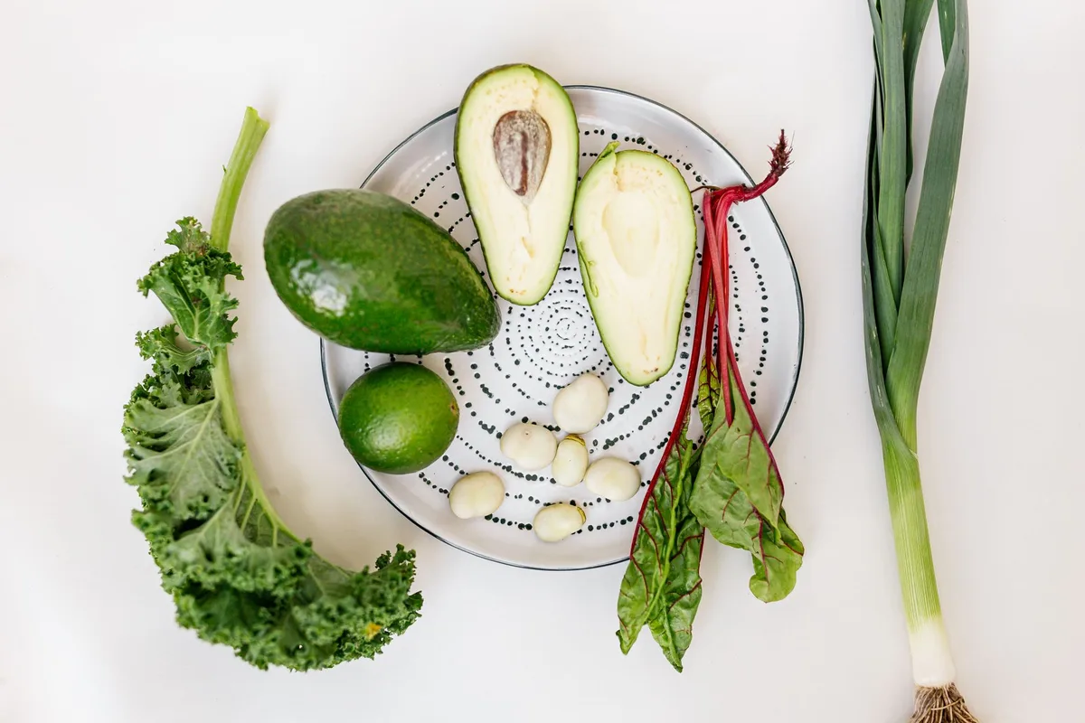 Aliments riches en folates : épinards, lentilles, noix et autres sources naturelles de vitamine B9