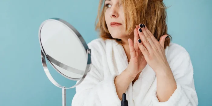 Gouttes de gelée royale dorée sur cheveux brillants et sains