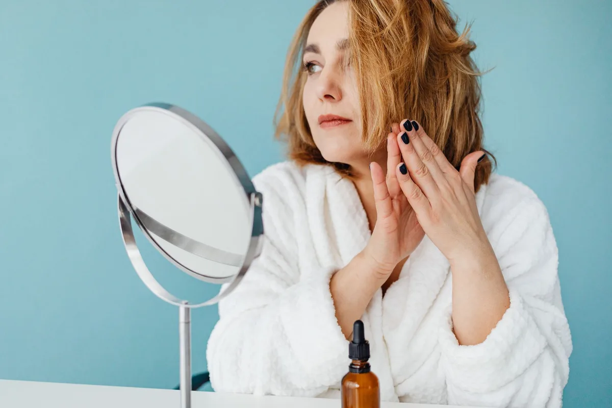 Gouttes de gelée royale dorée sur cheveux brillants et sains