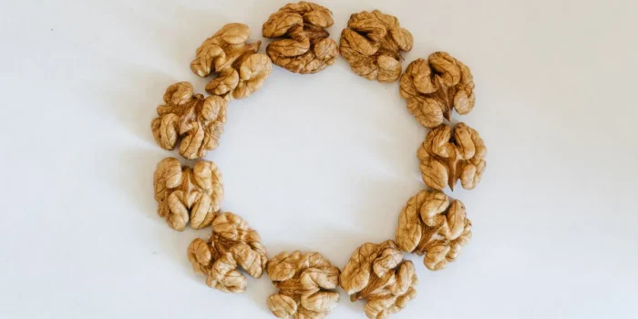 Cheveux brillants et sains avec des aliments riches en sélénium en arrière-plan