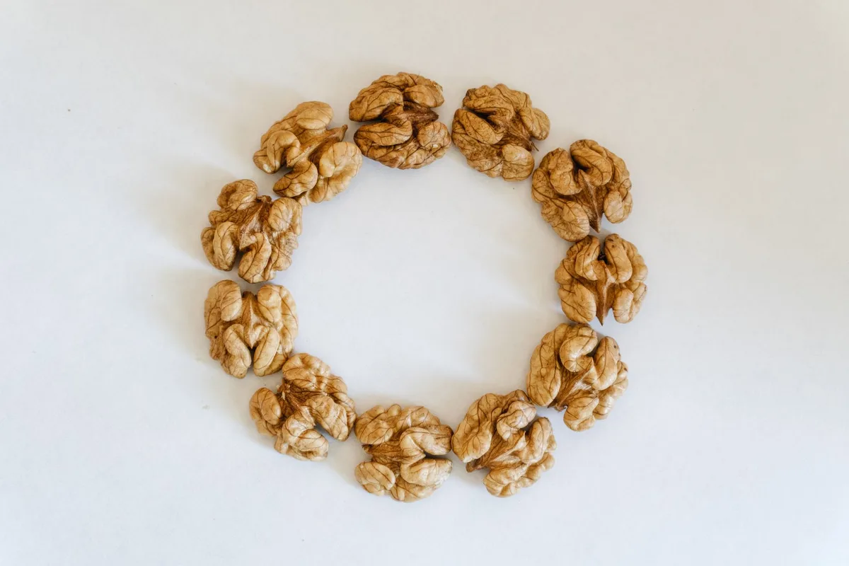 Cheveux brillants et sains avec des aliments riches en sélénium en arrière-plan