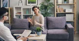 Cabinet de thérapie avec deux personnes en consultation, ambiance calme et bienveillante