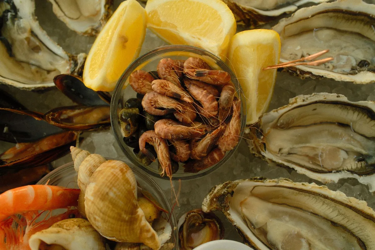 Plateau de fruits de mer frais : huîtres, moules et crevettes