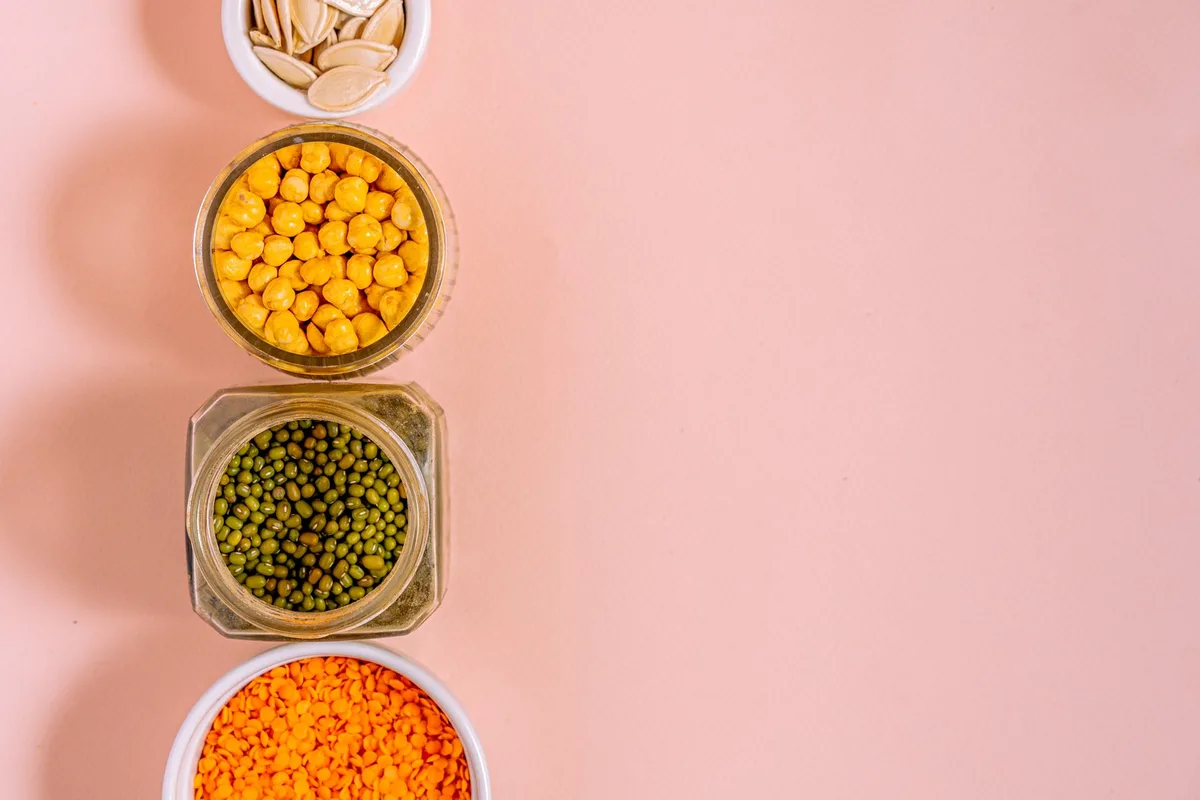 Bol coloré avec lentilles, pois chiches et haricots cuits