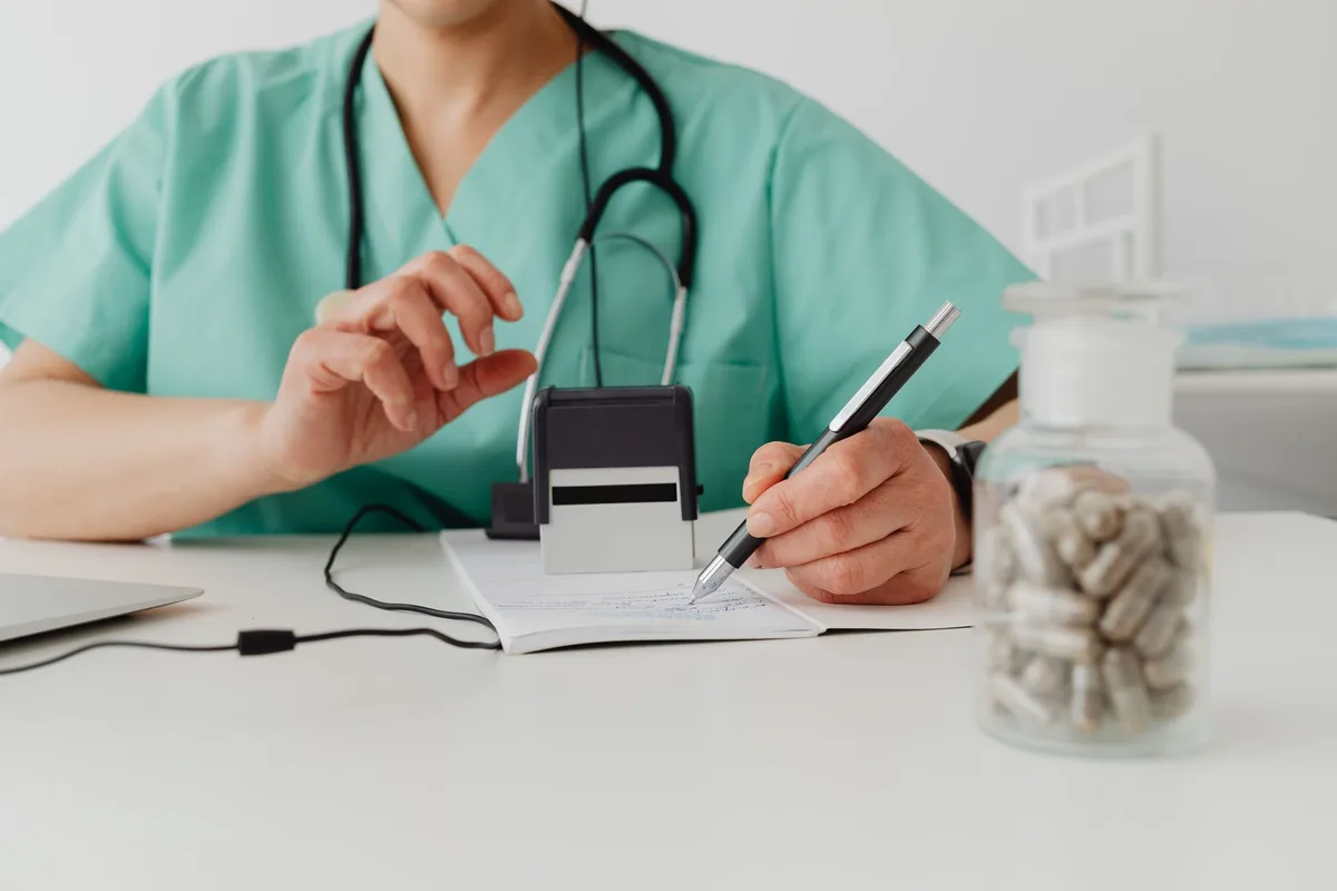 Patient en consultation médicale pour discuter de traitement thyroïdien et d'alimentation