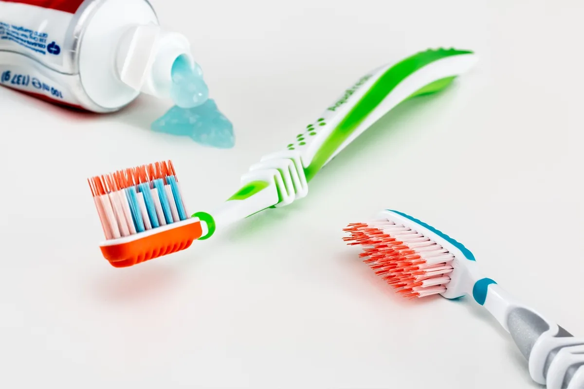 Application de dentifrice sur un verre de lunette avec un chiffon doux