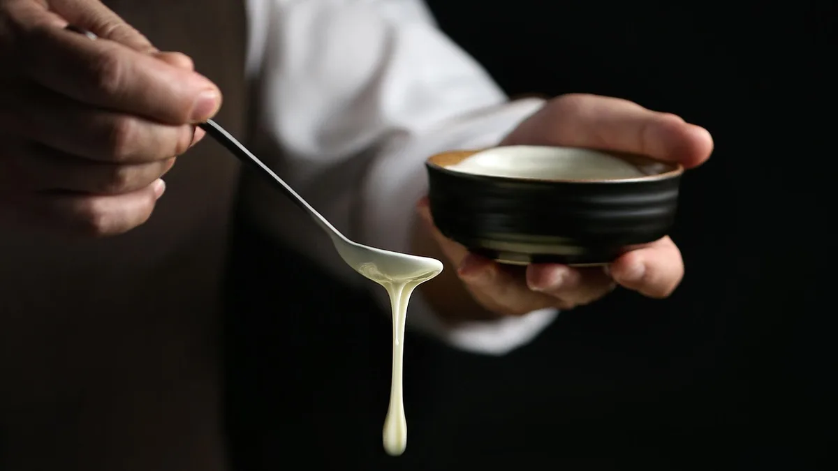 Pâte de bicarbonate de soude préparée pour le polissage des verres