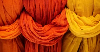 Gros plan sur des verres de lunettes rayés avec un chiffon microfibre à proximité