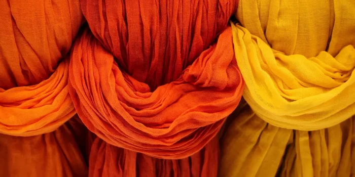 Gros plan sur des verres de lunettes rayés avec un chiffon microfibre à proximité