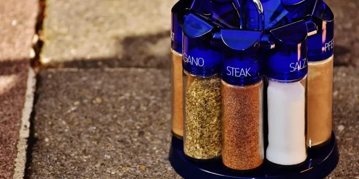 Préparation d'une infusion de racine de bardane sur une table de cuisine en plein jour