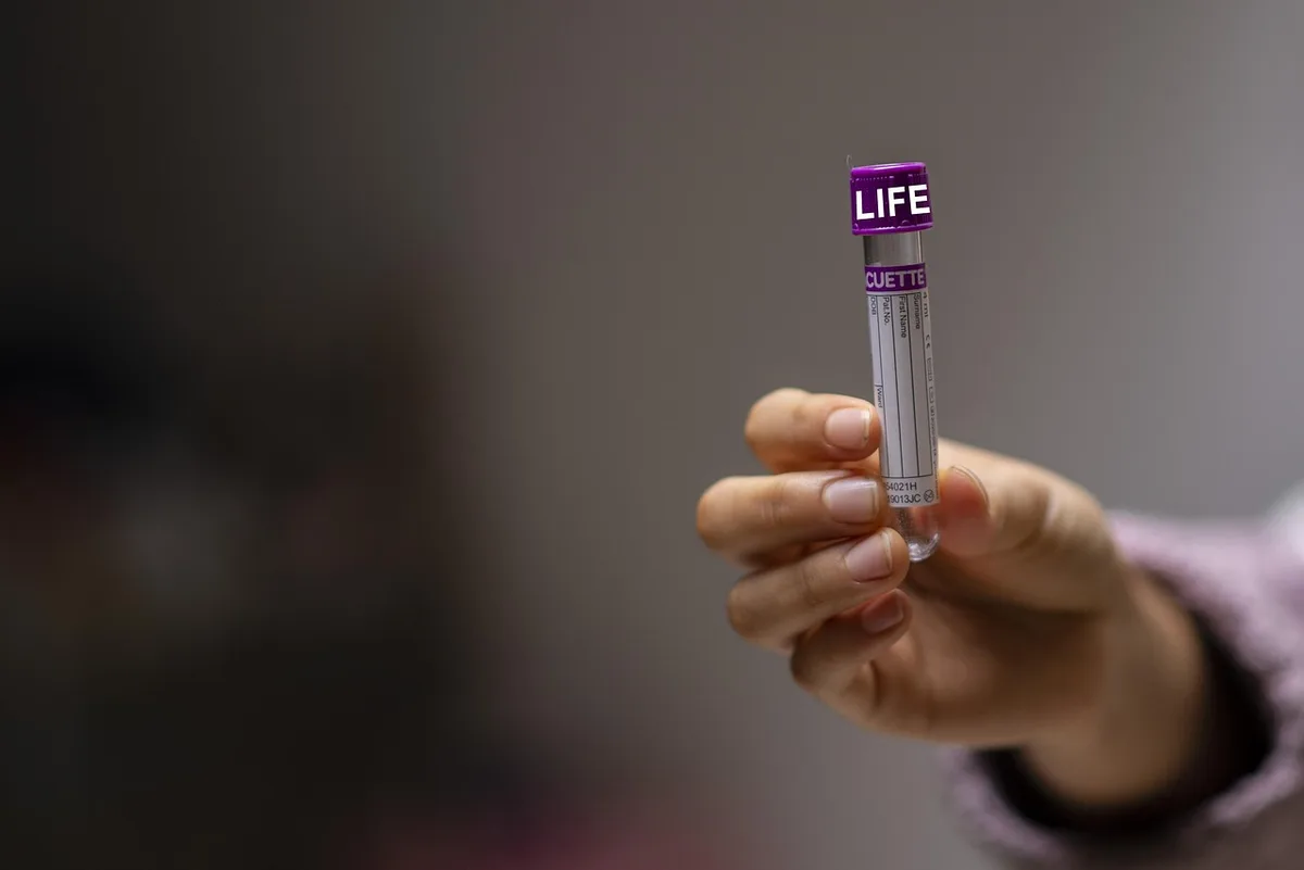 Certificat d'analyse posé sur une table de laboratoire avec mentions de lot et résultats