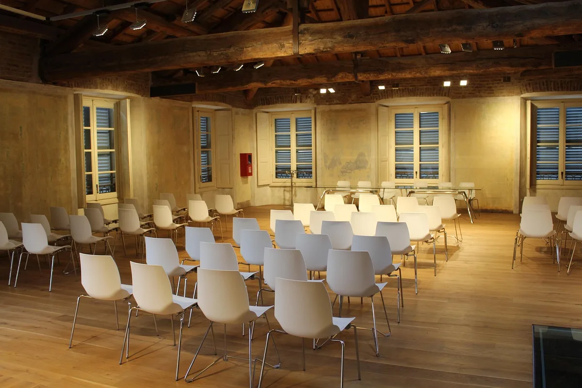 Session de supervision structurée avec un animateur et des participants attentifs
