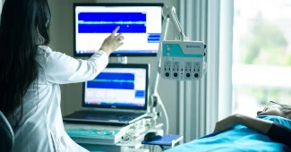 Salle de kinésithérapie en journée avec table de traitement et dossier patient
