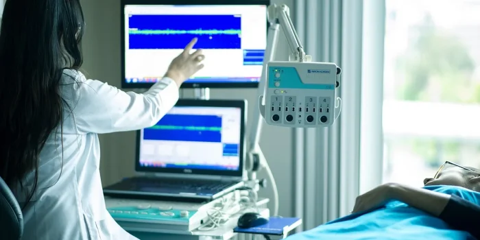 Salle de kinésithérapie en journée avec table de traitement et dossier patient