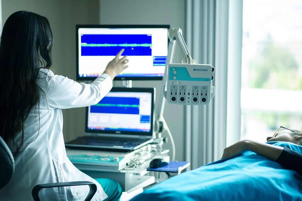 Salle de kinésithérapie en journée avec table de traitement et dossier patient