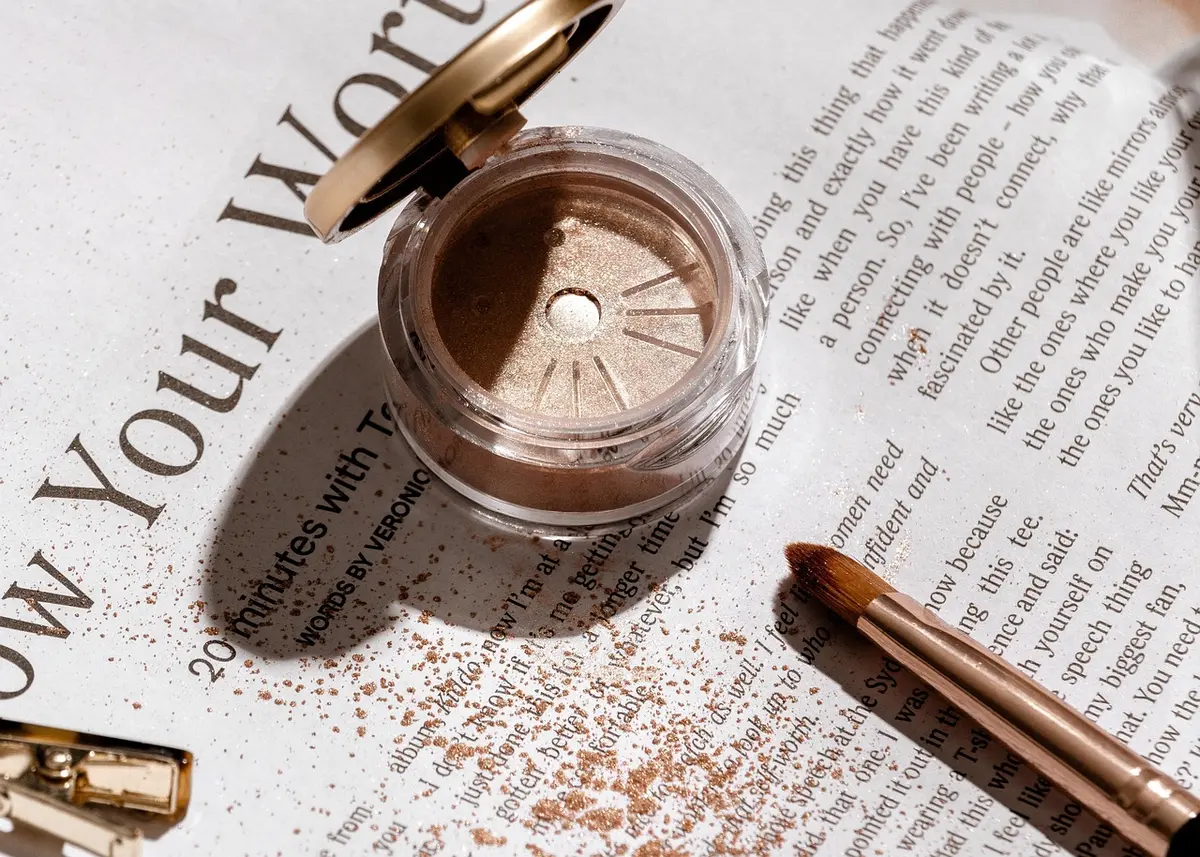 Application de mascara avec mouvements courts de la racine vers la pointe
