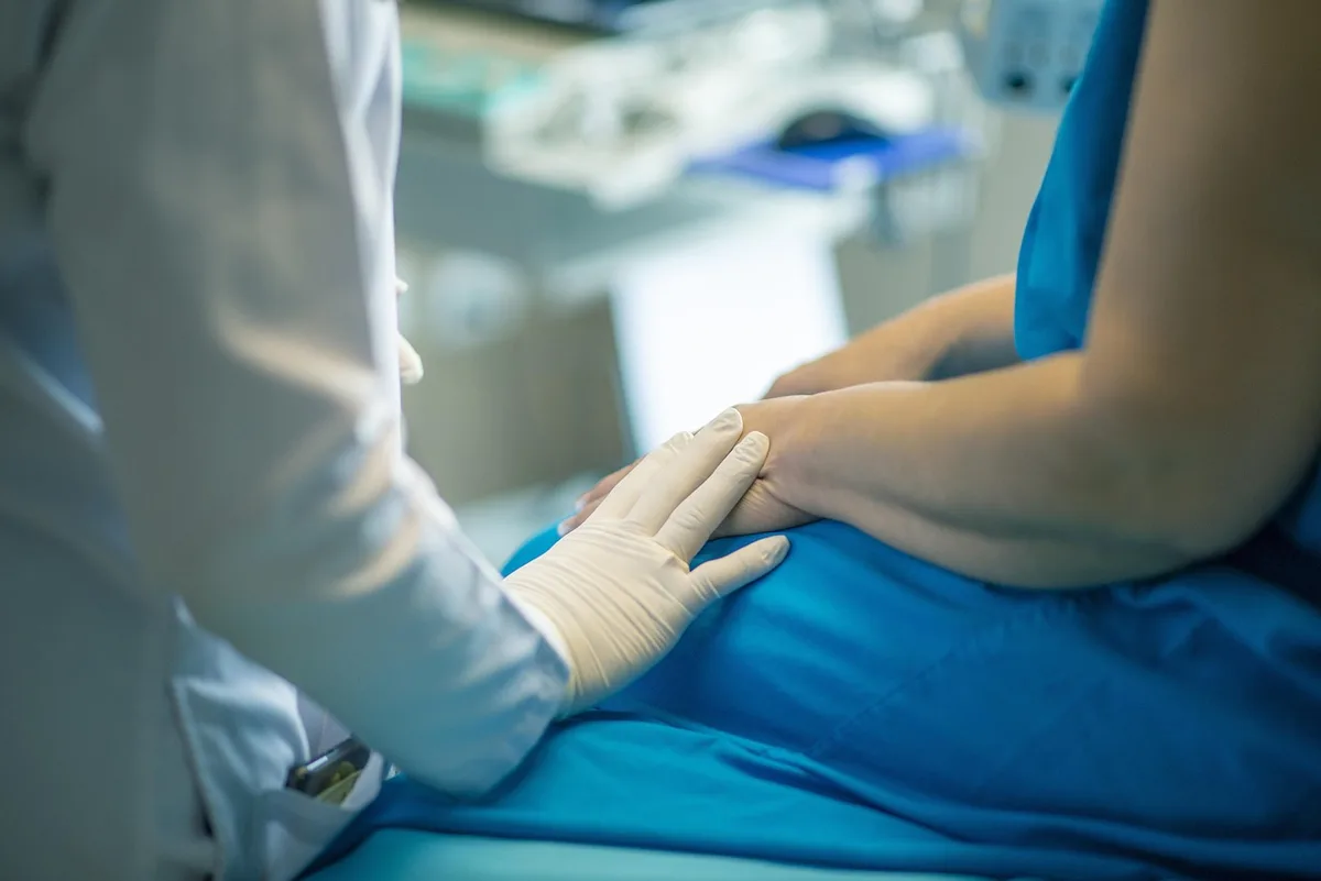 Ostéopathe en consultation avec un patient pour évaluer son historique de migraines et ses symptômes.