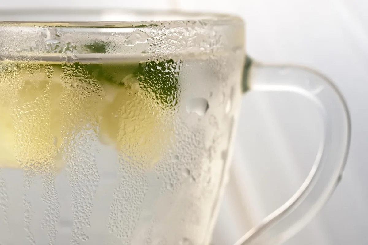 Produits de nettoyage naturels : vinaigre blanc, bicarbonate de soude et citron sur une surface