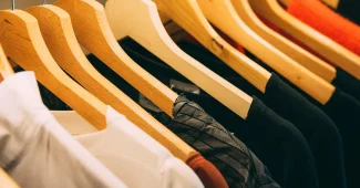 Petits vêtements pliés et rangés dans un petit dressing organisé